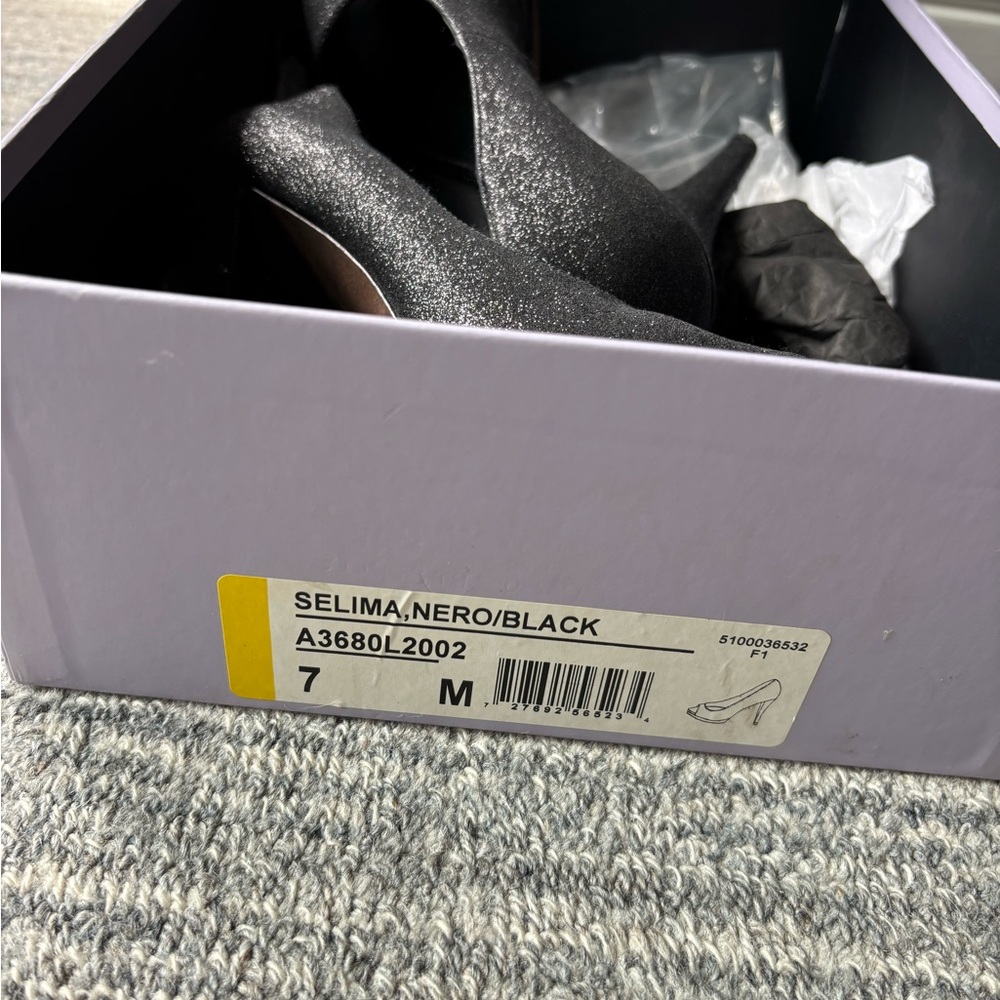 Vera Wang Lavender Label Black Heels